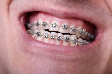 Buruşuk folyo parlak metal doku arka plan duvar kağıdı dekorasyon öğesi için kağıt ambalaj gümüş. Platin gri metalik