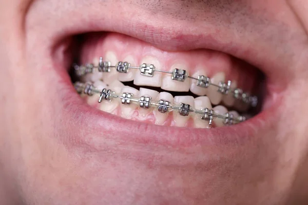 Buruşuk folyo parlak metal doku arka plan duvar kağıdı dekorasyon öğesi için kağıt ambalaj gümüş. Platin gri metalik