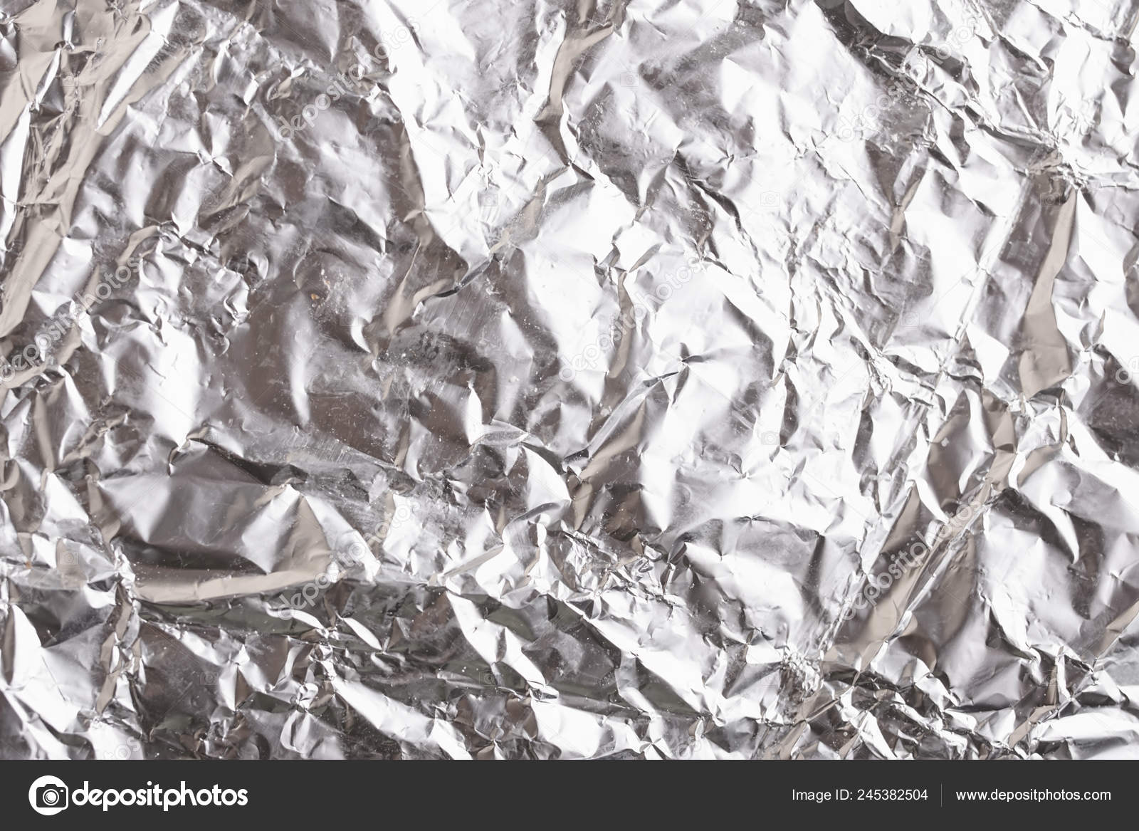 銀のしわくちゃ箔光沢のある金属のテクスチャ背景壁紙装飾要素の包み紙 プラチナの灰色の金属 ストック写真 C Pro Stocks