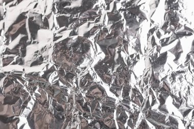 Buruşuk folyo parlak metal doku arka plan duvar kağıdı dekorasyon öğesi için kağıt ambalaj gümüş. Platin gri metalik