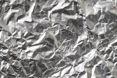 Buruşuk folyo parlak metal doku arka plan duvar kağıdı dekorasyon öğesi için kağıt ambalaj gümüş. Platin gri metalik