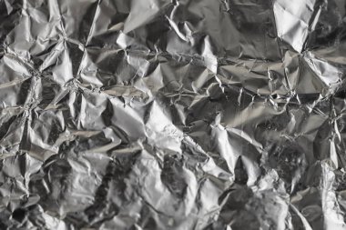 Buruşuk folyo parlak metal doku arka plan duvar kağıdı dekorasyon öğesi için kağıt ambalaj gümüş. Platin gri metalik