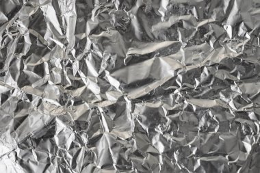 Buruşuk folyo parlak metal doku arka plan duvar kağıdı dekorasyon öğesi için kağıt ambalaj gümüş. Platin gri metalik