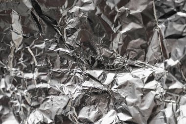 Buruşuk folyo parlak metal doku arka plan duvar kağıdı dekorasyon öğesi için kağıt ambalaj gümüş. Platin gri metalik