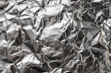 Buruşuk folyo parlak metal doku arka plan duvar kağıdı dekorasyon öğesi için kağıt ambalaj gümüş. Platin gri metalik