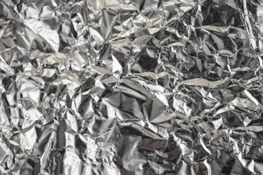 Buruşuk folyo parlak metal doku arka plan duvar kağıdı dekorasyon öğesi için kağıt ambalaj gümüş. Platin gri metalik