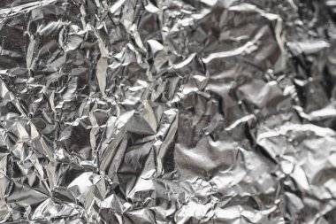 Buruşuk folyo parlak metal doku arka plan duvar kağıdı dekorasyon öğesi için kağıt ambalaj gümüş. Platin gri metalik