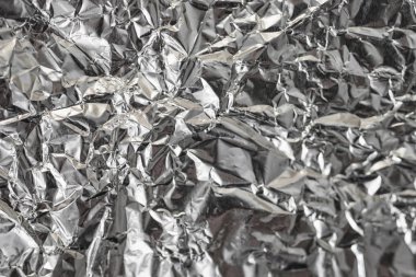 Buruşuk folyo parlak metal doku arka plan duvar kağıdı dekorasyon öğesi için kağıt ambalaj gümüş. Platin gri metalik