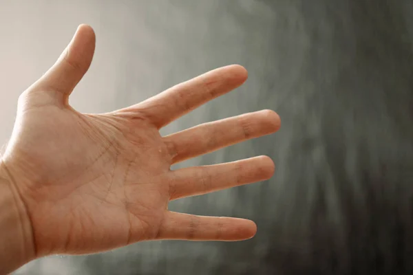 成人手与雷诺氏综合症 用手指在黑暗的背景上用复制空间关闭手 — 图库照片