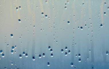 Damlama cam üzerinde yoğunlaşmış su damlaları. Doğal su pencere yoğunlaşma havuz arka plan
