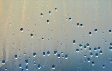 Damlama cam üzerinde yoğunlaşmış su damlaları. Doğal su pencere yoğunlaşma havuz arka plan