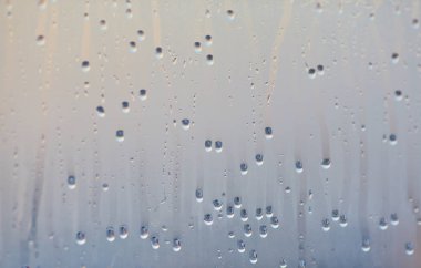 Damlama cam üzerinde yoğunlaşmış su damlaları. Doğal su pencere yoğunlaşma havuz arka plan