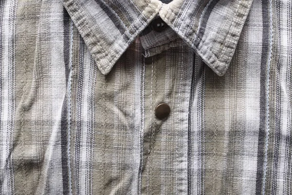 직물에서 셔츠의 부분을 닫습니다 패턴으로 캐주얼 남자의 셔츠입니다 배경에서 주름된 — 스톡 사진