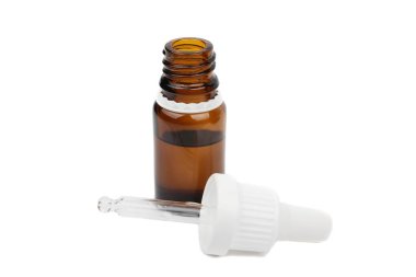 CBD petrol damlalık şişe, canlı esrar reçine ayıklama, izole beyaz arka plan - tıbbi esrar kavramının yakın çekim
