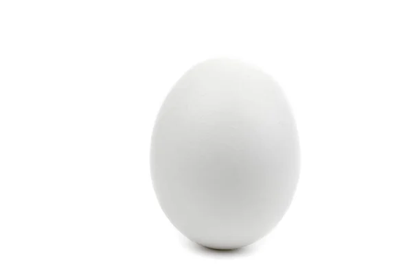 Одно белое яйцо выделено на белом фоне. Отрезаны. Крупный план — стоковое фото