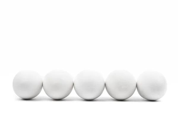 Grupo de ovos brancos isolados sobre fundo branco. Corta. Cru chique — Fotografia de Stock