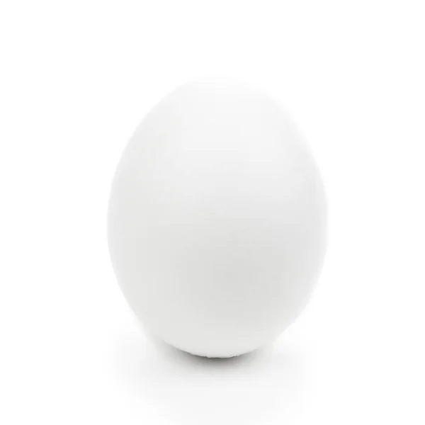 白い背景に分離された 1 つの白い卵。を切った。クローズ アップ ch — ストック写真