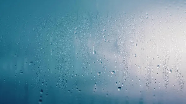 Condensación por goteo en la ventana de vidrio transparente. Gotas de agua. Ab —  Fotos de Stock