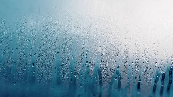 Condensación por goteo en la ventana de vidrio transparente. Gotas de agua. Ab — Foto de Stock