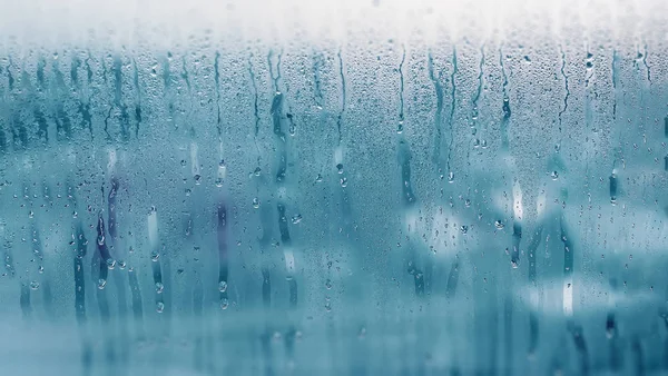 Condensation goutte à goutte sur la fenêtre en verre transparent. Des gouttes d'eau. Ab — Photo