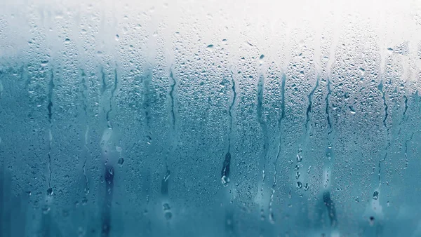 滴在透明玻璃窗上冷凝。水滴。Ab — 图库照片