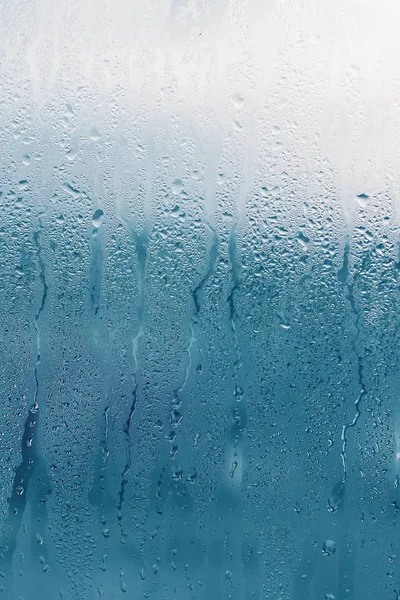 Droppande kondens på fönstret klart glas. Vattendroppar. AB — Stockfoto