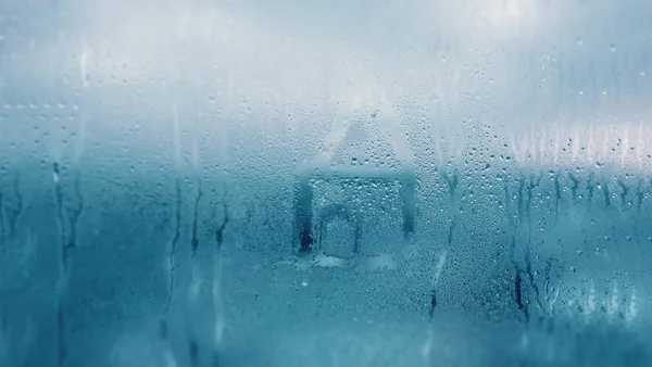 Kapající kondenzace na čiré sklo okna. Kapky vody. AB — Stock fotografie
