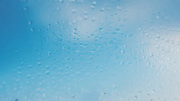 Immagine con condensazione formata da gocce d'acqua su vetro a causa di — Foto Stock