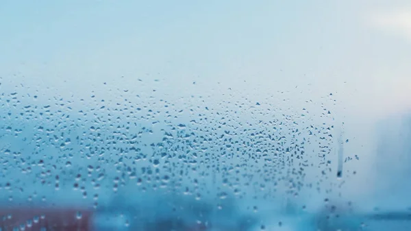 Imagem com condensação formada por gotículas de água no vidro devido a — Fotografia de Stock