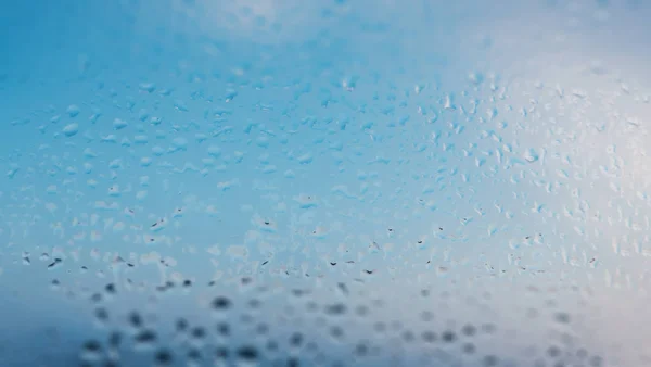 Bild mit Kondenswasser, das durch Wassertröpfchen auf Glas aufgrund von — Stockfoto