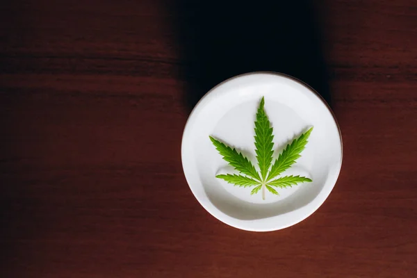 Glas Hanf weiße Lotion. Detail der Cannabis-Creme mit Marihuana — Stockfoto