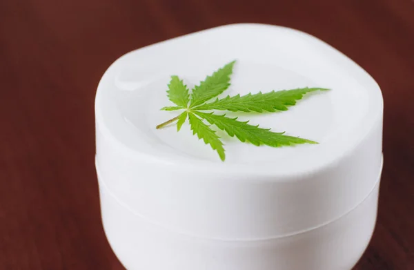 Detalle de la crema de cáñamo de cannabis con hoja de marihuana - cannabis top —  Fotos de Stock
