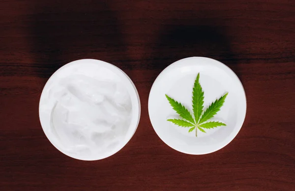 Glas Hanf weiße Lotion. Detail der Cannabis-Creme mit Marihuana — Stockfoto