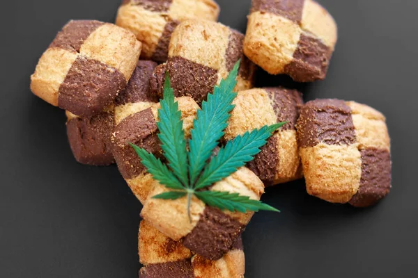 Breakfast with sweet cookies on a dark background with a green l — Stock Photo, Image