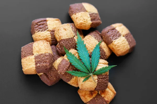 Breakfast with sweet cookies on a dark background with a green l — Stock Photo, Image