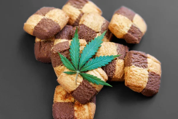 Ontbijt met zoete koekjes op een donkere achtergrond met een groene l — Stockfoto