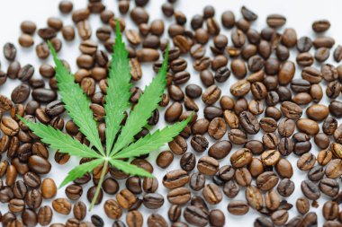Marihuana ile Kahve çekirdekleri arka plan üst görünümü bırakır. Yeşil c