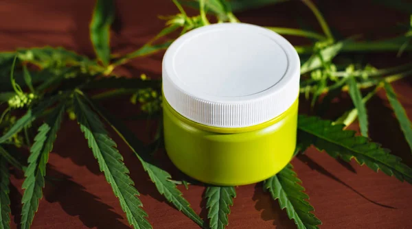 Cannabis Hanf Creme Hintergrund mit Marihuana Blatt - Cannabis co — Stockfoto