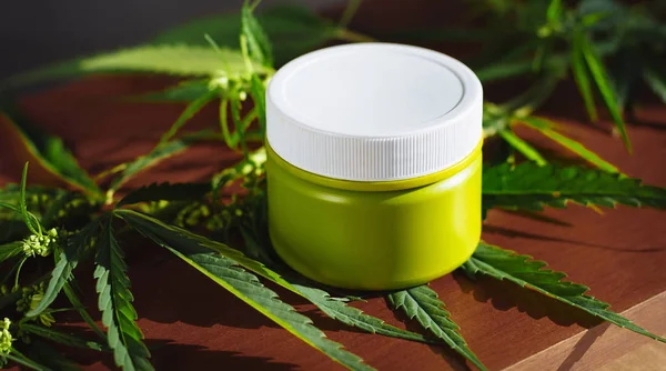 Cannabis Hanf Creme Hintergrund mit Marihuana Blatt - Cannabis co — Stockfoto