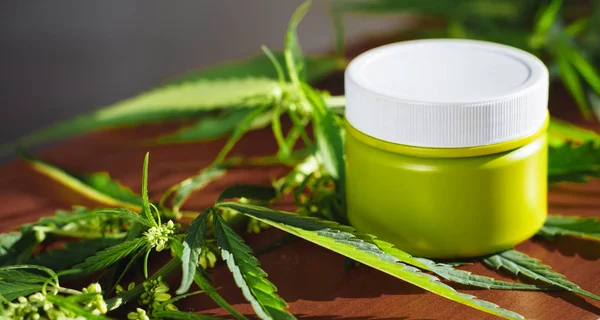 Cannabis Hanf Creme Hintergrund mit Marihuana Blatt - Cannabis co — Stockfoto