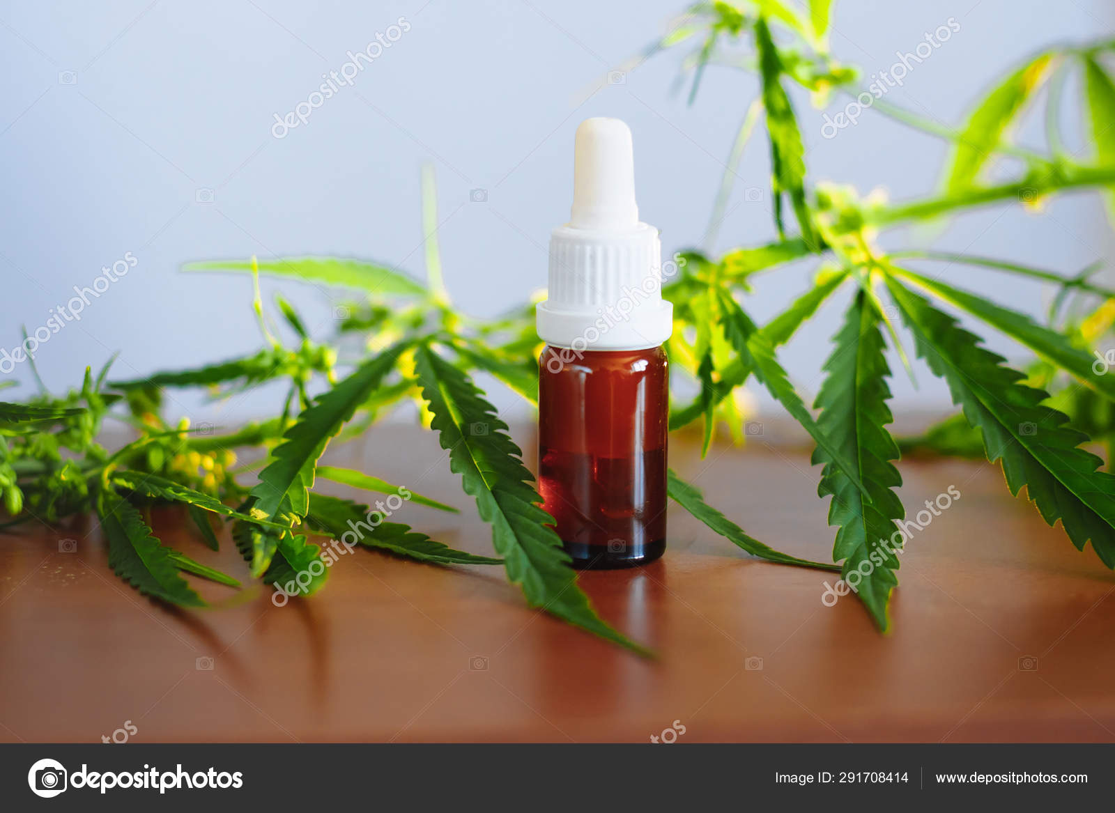 Cbd 油大麻提取物 大麻油瓶和大麻花上w 图库照片 C Pro Stocks Cbd 油大麻提取物 大麻油瓶和大麻花上w 图库照片 C Pro Stocks