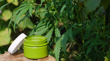 Cbd veya kenevir merhem bir kavanoz yan görünümü. Kavanoz w makro yakın çekim