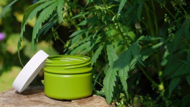 Cbd veya kenevir merhem bir kavanoz yan görünümü. Kavanoz w makro yakın çekim