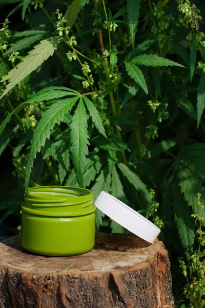 Medizinisches Cannabis und Cannabidiol-Cbd-Öl, Glas Hanfcreme — Stockfoto