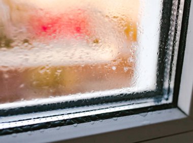 Islak pencereye yazılmış nemli kelime. Yükseklik düzeyi:% 1