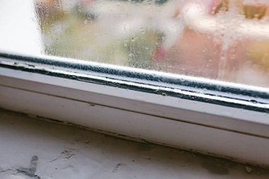 Islak pencereye yazılmış nemli kelime. Yükseklik düzeyi:% 1