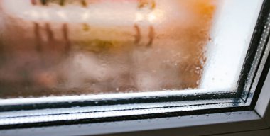 Islak pencereye yazılmış nemli kelime. Yükseklik düzeyi:% 1