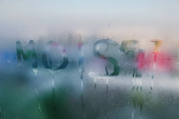 젖은 창문에 써 있는 촉촉 한 말. 높은 수준의 습도 — 스톡 사진