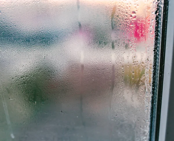 Mot humide écrit sur la fenêtre mouillée. Haut niveau d'humidité dans l'apar — Photo