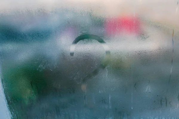 Parola umida scritta sulla finestra bagnata. Alto livello di umidità nell'apar — Foto Stock